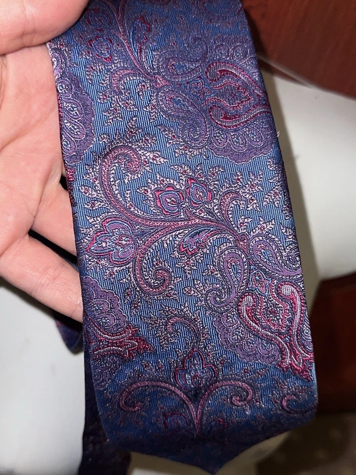 Corbata Paul Fredrick Cuello Largo EE. UU. Hecha a Mano Pura Seda Púrpura y Azul Paisley De Colección Foto 2 de 4