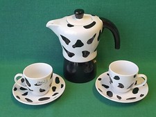 CAFFETTIERA IN ALLUMINIO E PORCELLANA 3 TZ + 2 TAZZINE 2 PIATTINI NUOVA. AW23