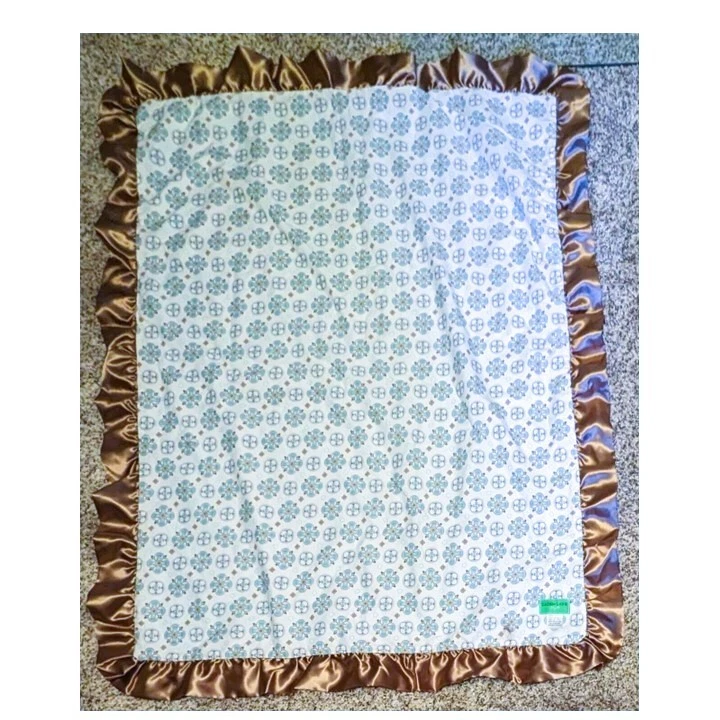 Manta Bebé Azul Marrón SATINADO Volantes Algodón Reversible Sin Usar ESTILO CADEN LANE Foto 2 de 4