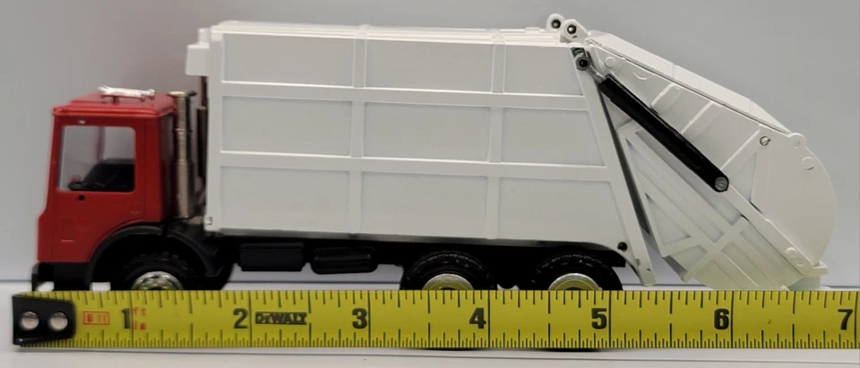 Rare Conrad 1:50 Scale Leach 2-R II Packmaster Red Mack Garbage Truck No Mirrors - Image 2 of 4