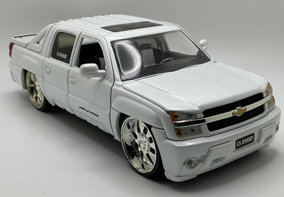 DUB CITY （2001 Chevy Avalanche ）　　1/24 2001 Chevy Avalanche WHITE Jada Dub City 1/24 Scale Die-cast RARE