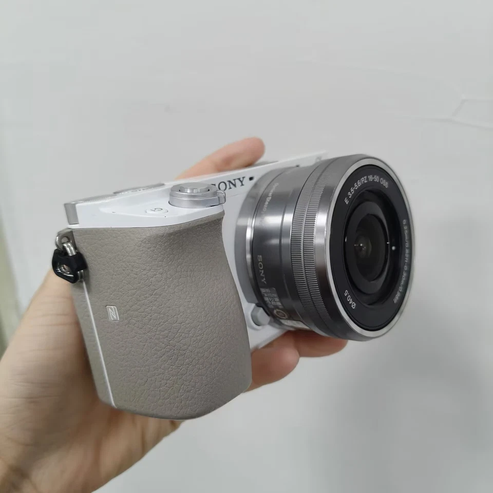 Sony Alpha a6100 24.2 MP Digitale Spiegelreflexkamera mit 16-50mm Objektiv - Bild 4 von 4