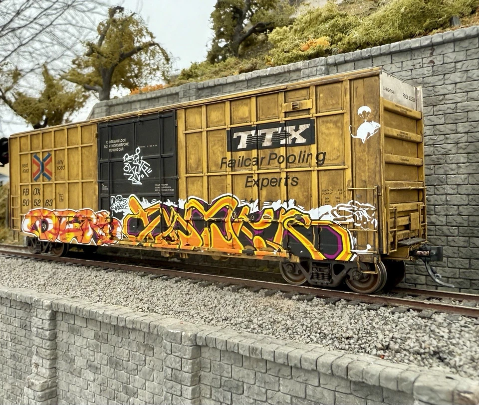 Vagón de caja ExactRail escala HO NUEVO EN CAJA desgastado Foto 3 de 4