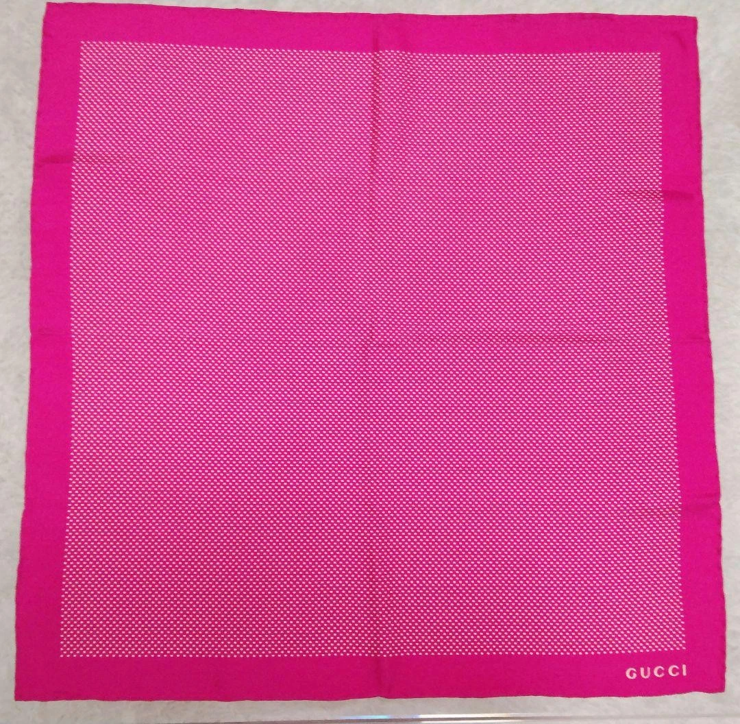 Foulard Gucci en soie rose 45x45 cm   Design italien classique pas de défauts occasion