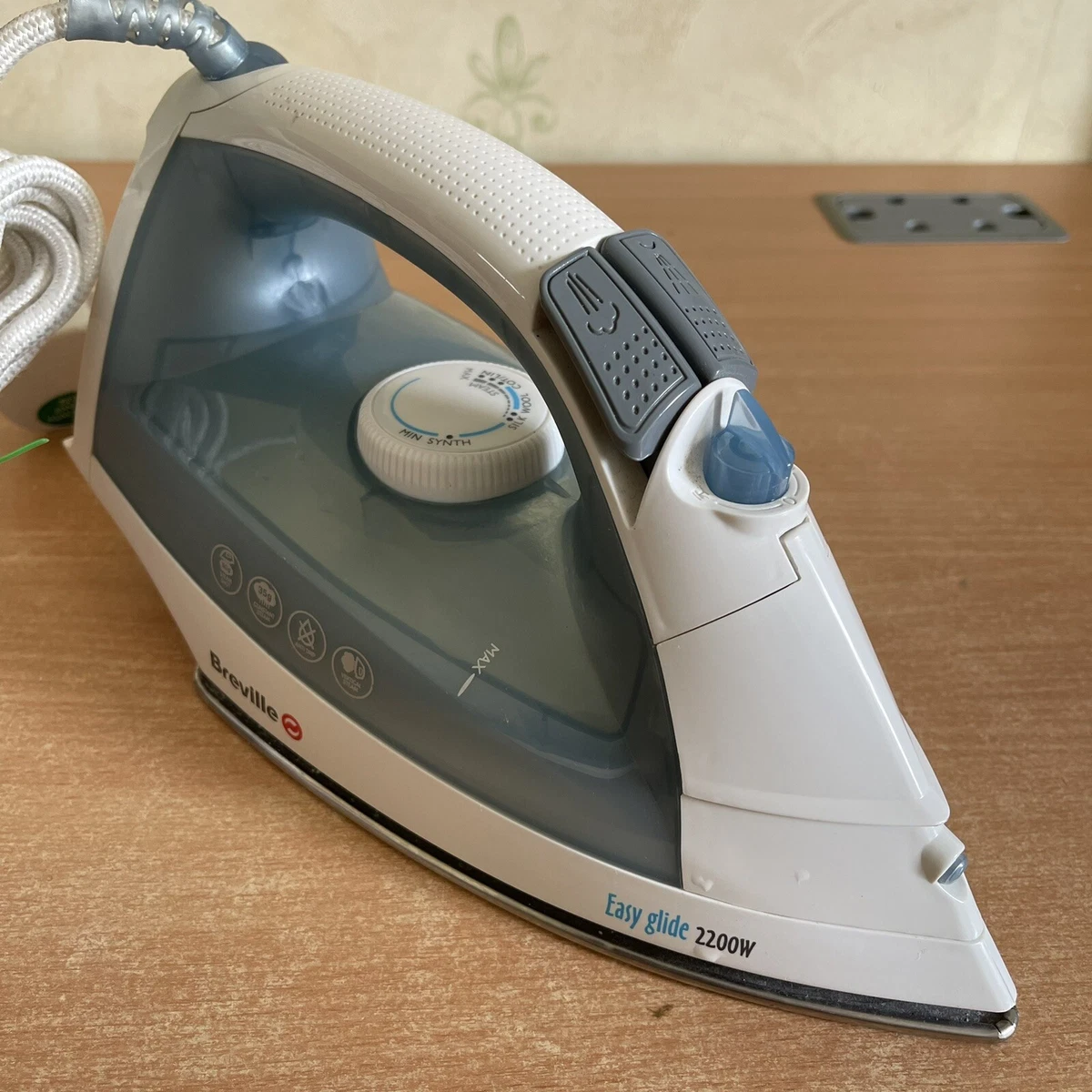 Breville Easy Glide 2200w Steam Iron VIN225 Vertical Constant Steam Options