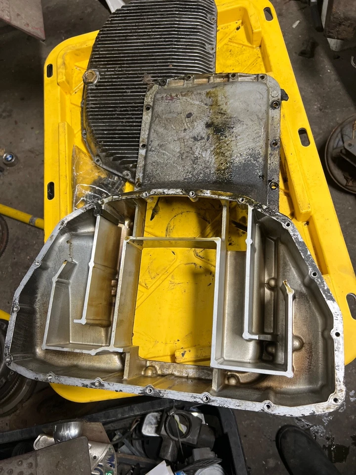 Alfa Romeo Spider 1971-93 • Оригинальный верхний и нижний масляный/поддон. Б/у. KAR952 - Изображение 4 из 4