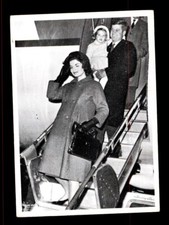 1964 TOPPS JOHN F KENNEDY #58 JFK, JACKIE, AND DAUGHTER CAROLINE
