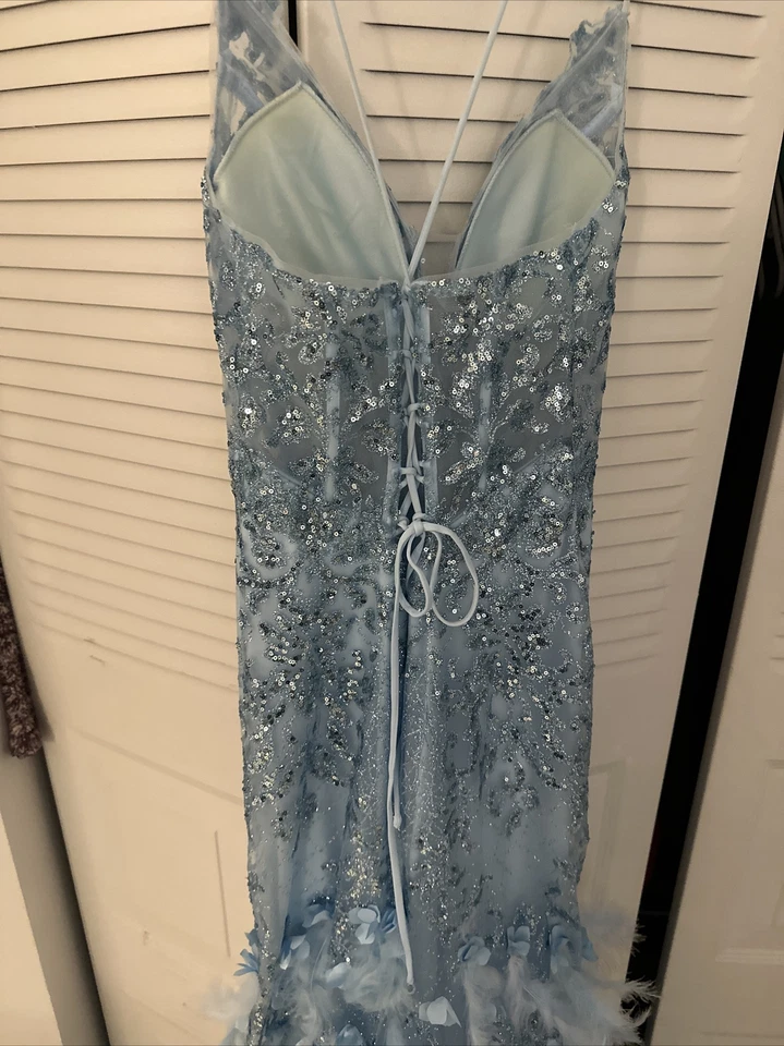 Vestido Andrea and Leo azul claro lentejuelas y plumas Foto 3 de 4