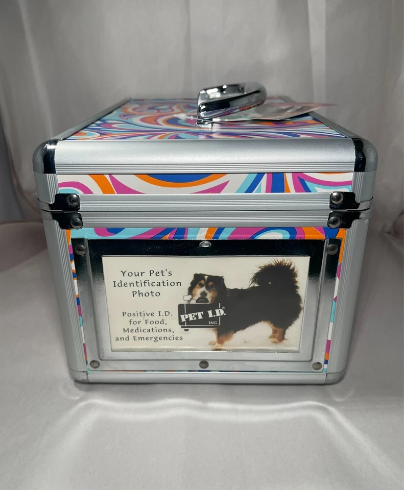 Estuche de viaje Groovy Pet ID años 70 perrito medicamentos y equipaje de embarque retro elegante NUEVO Foto 3 de 4