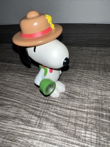 McDonald's 2018 Snoopy Camping 3 inch Toy with Working Flashlight & Clip - Picture 11 of 13