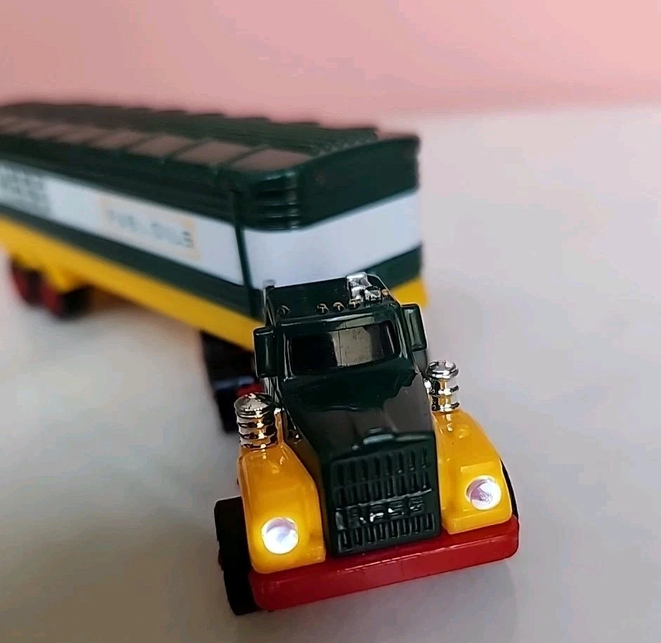 Camión cisterna Hess 2019 miniatura Fuel Oils - verde, amarillo y rojo - ¡Las luces funcionan! Foto 2 de 4