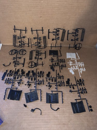 Vintage Junkyard Lot Of Plastic Model Parts And Pieces (Lot JY448) | eBay