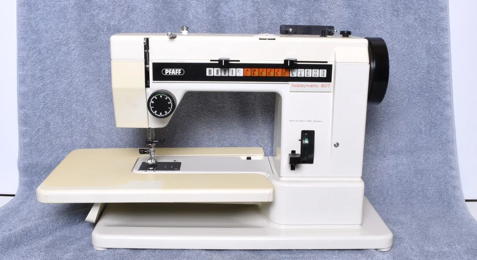 Pfaff Hobbymatic 807 带保护壳,原装脚踏板,已测试电源并运行 — 第 3/4 张图片