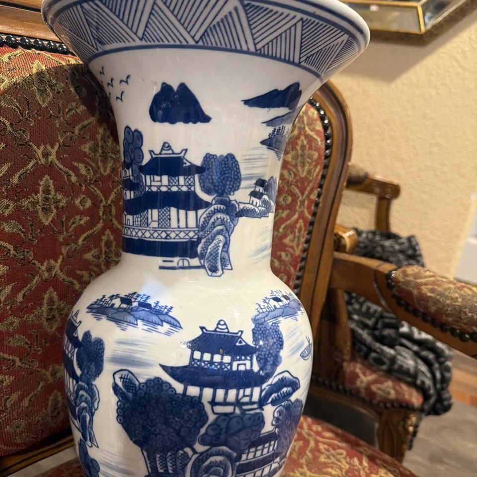 "Florero de piso grande vintage de 17"" de alto azul cobalto y blanco floral con desplazamiento" Foto 3 de 4