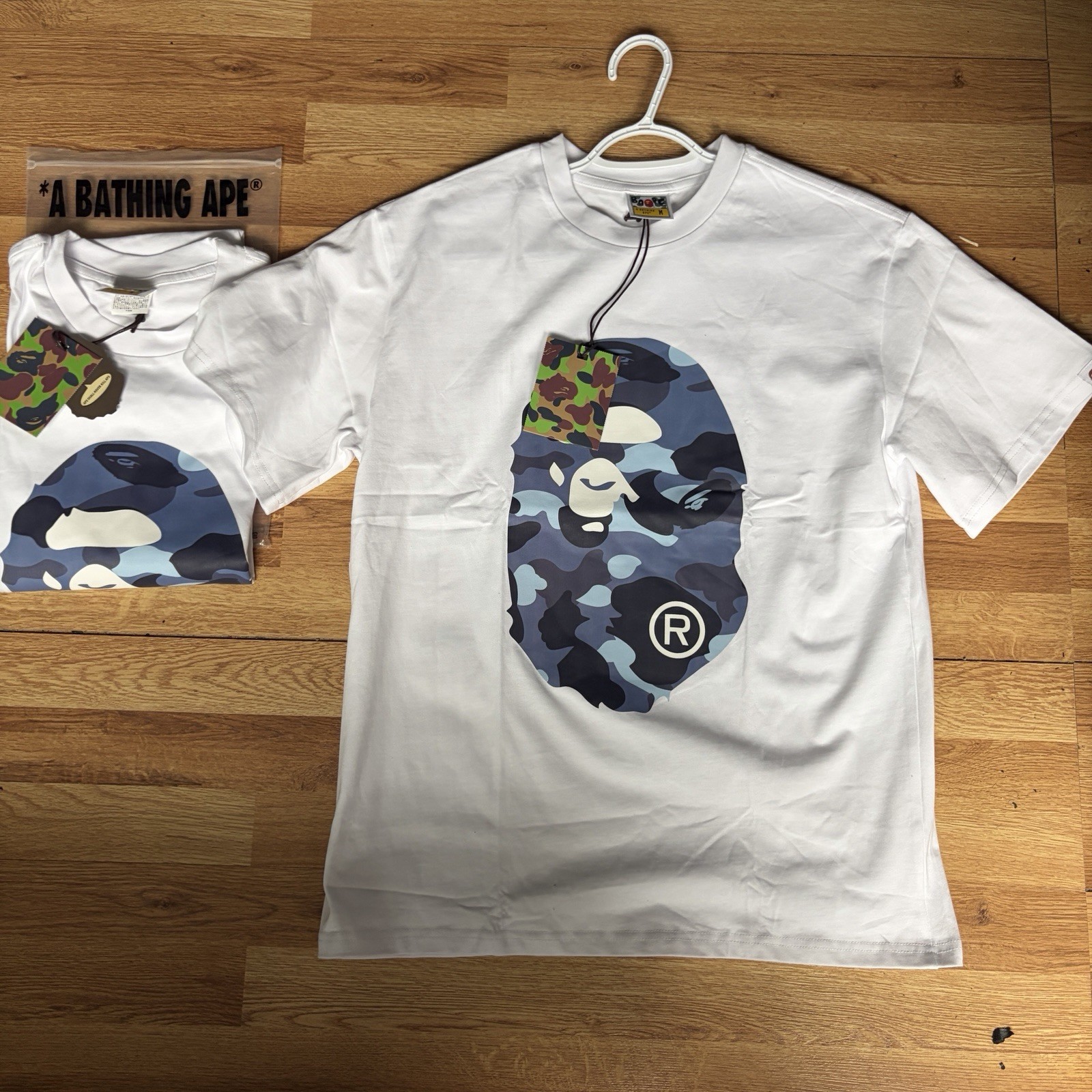 Camiseta BAPE Camuflaje Blanco y Azul Gráfico - Talla M