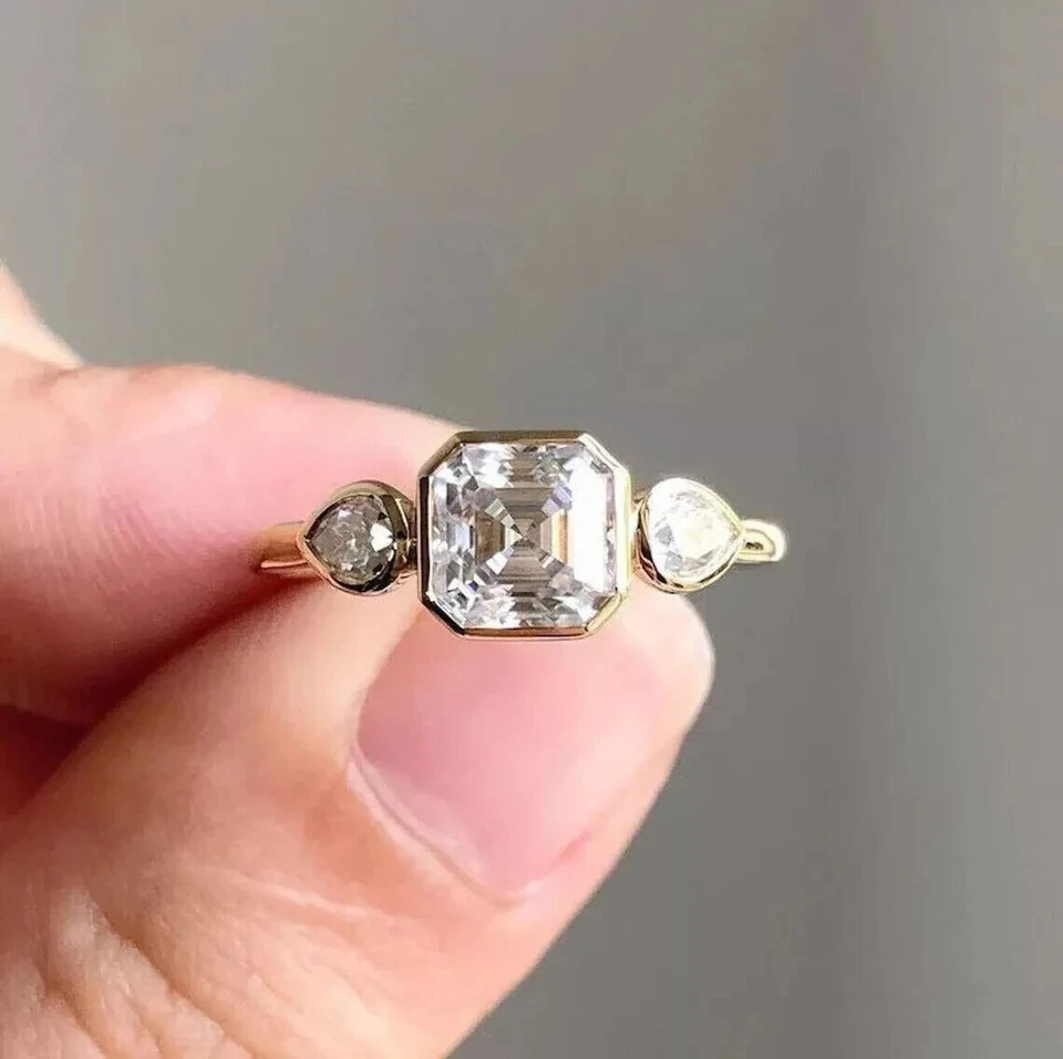 Anillo de tres piedras de diamantes cultivados en laboratorio con corte de pera y Asscher de 1,30 quilates de oro amarillo de 14 kt Foto 3 de 4