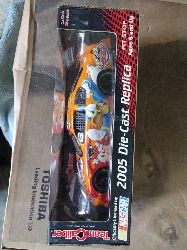 Disney Terry Labonte  Donald Duck 2005 Die Cast NASCAR Team Caliber Hendricks  - Image 2 of 2