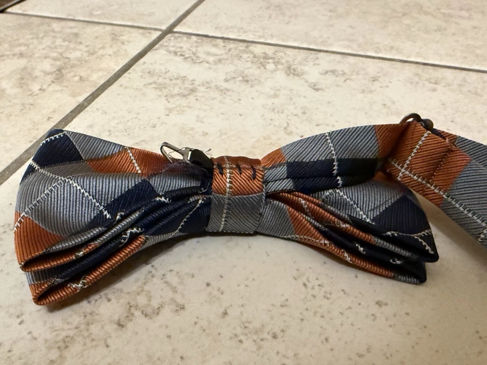 Pajarita ajustable a cuadros preatada para niños en gris, azul marino, naranja. Foto 2 de 3