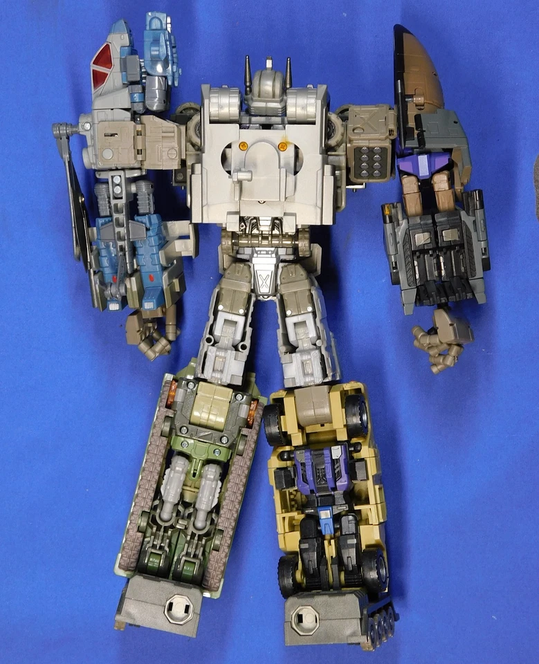 TRANSFORMERS UNIVERSE BRUTICUS COMBATICONS CON EXPLORADOR DE FUEGO CRUZADO Y MUNICIONERO Foto 3 de 4