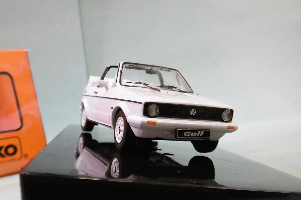 Ixo - VW VOLKSWAGEN GOLF Cabriolet MK I 1983 blanc réf. CLC590N NBO Neuf 1/43 - Photo 4/4