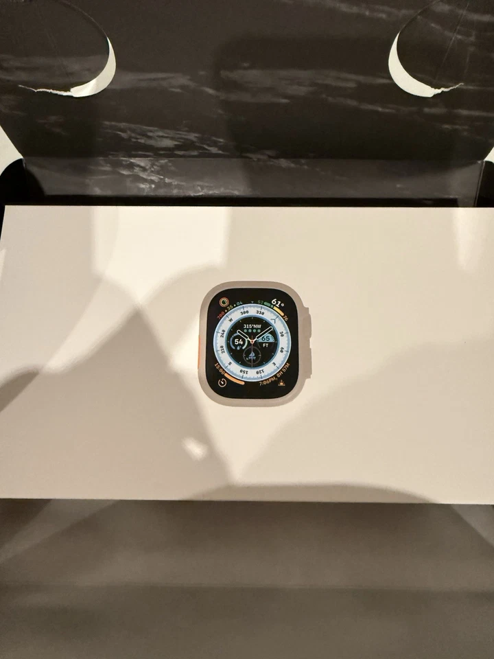 Apple Watch Ultra 1. Generation 49mm Titan Silber - Bild 2 von 4