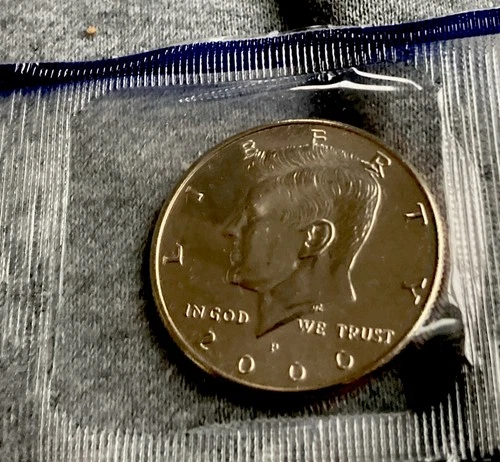 2000 P KENNEDY HALF DOLLAR IN MINT CELLO UNCIRCULATED UNTOUCHED FREE SHIPPING