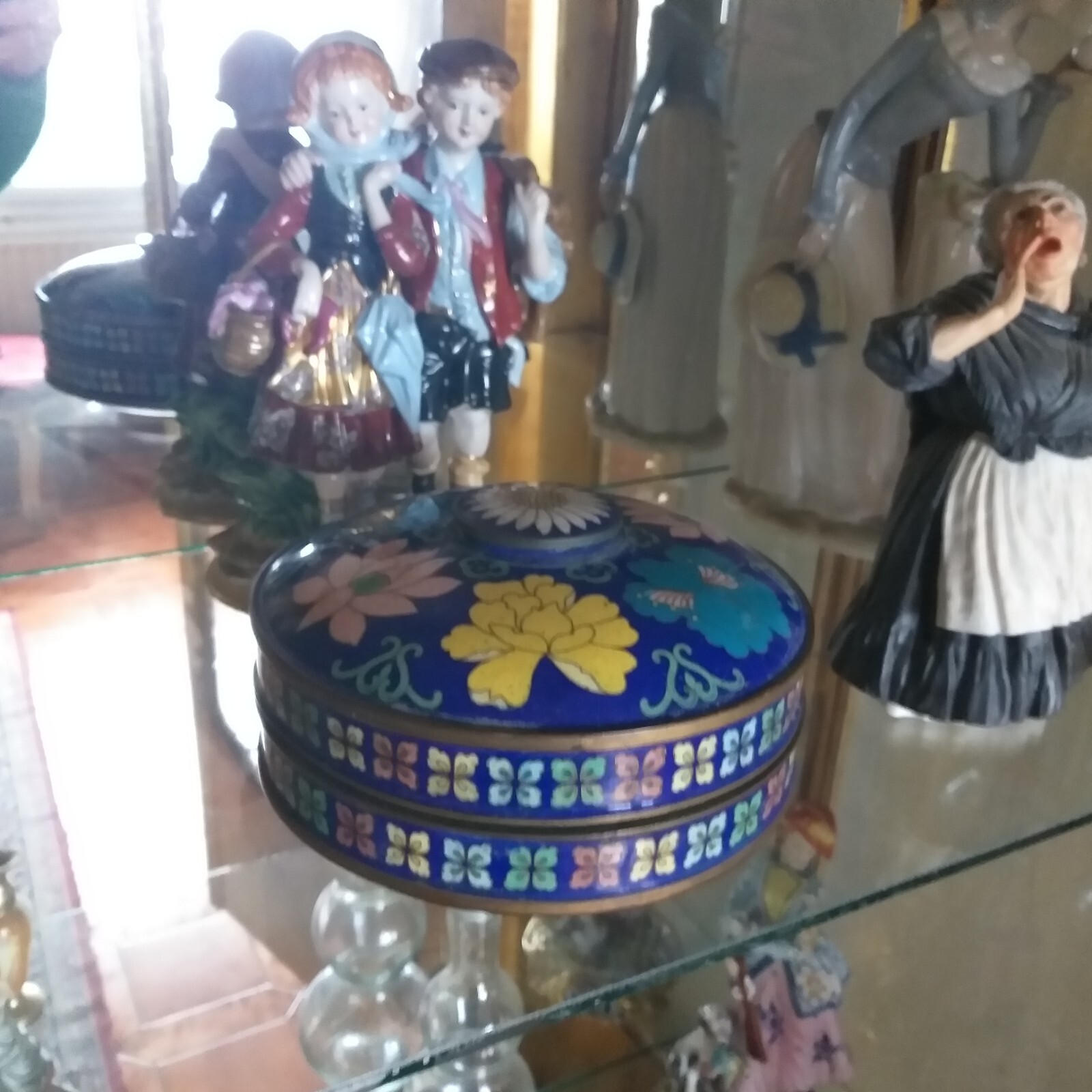 HERMOSA BOMBONERA EN PORDELANA Y METAL COLOR AZUL POLICROMADO 19 CMS DE DIAMETRO