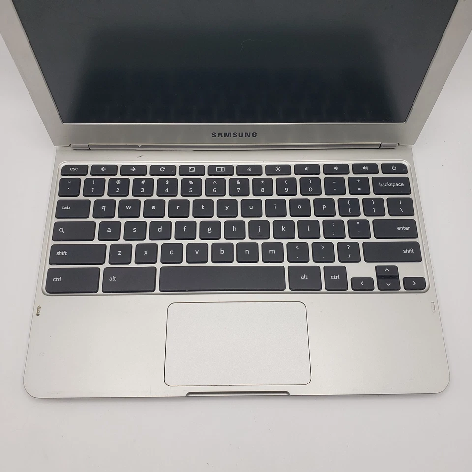 CPU Samsung 11,6 pulgadas XE303C12 1,7 GHz, 16 GB de almacenamiento, 2 GB de memoria gris con cargador Foto 2 de 4