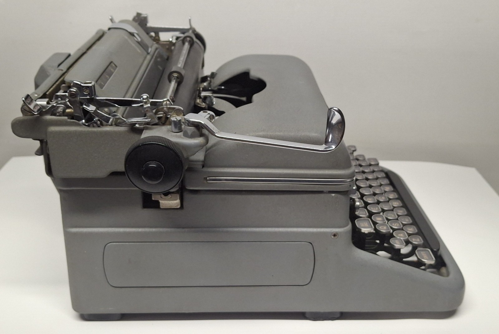 Vintage Royal Desktop Manual Typewriter KMG Model  1949 WORKS