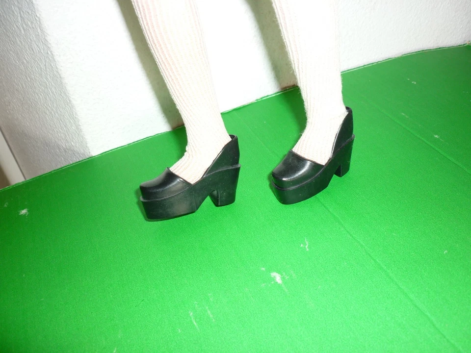 SCARPINE PER BAMBOLA CORINNE ITALOCREMONA , NERE CON TACCO , NUOVE ! - Immagine 2 di 4