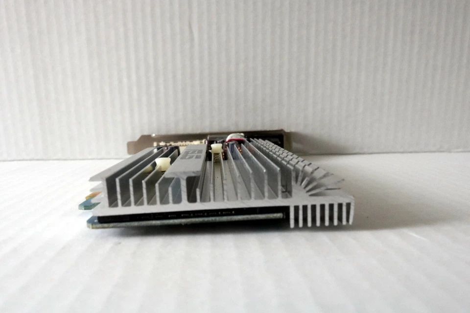 ASUS NVIDIA GeForce EN8400GS SILENT - Image 3 of 4