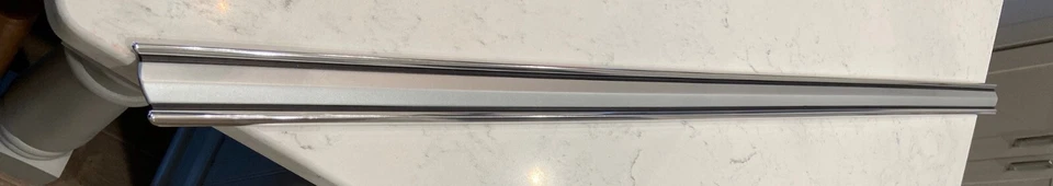 Plymouth Belvedere II 1966 NOS guardabarros delantero derecho moldura Foto 2 de 4