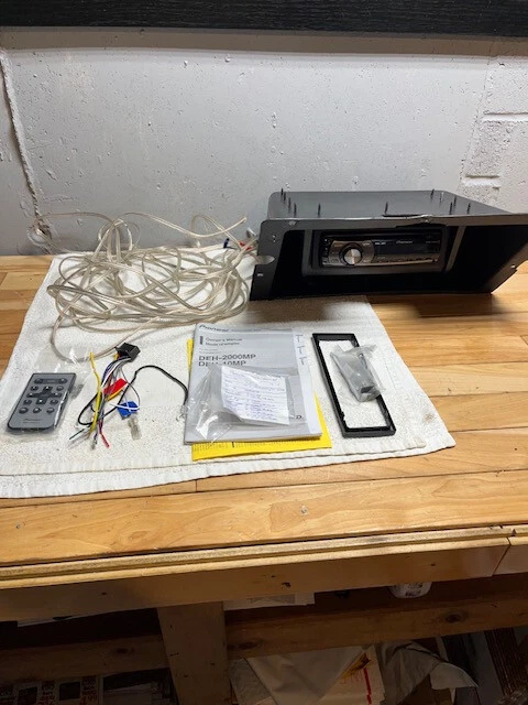 Revestimiento de guantera Pontiac LeMans GTO 1970-1972 con instalación de reproductor AM/FM/CD Pioneer Foto 4 de 4