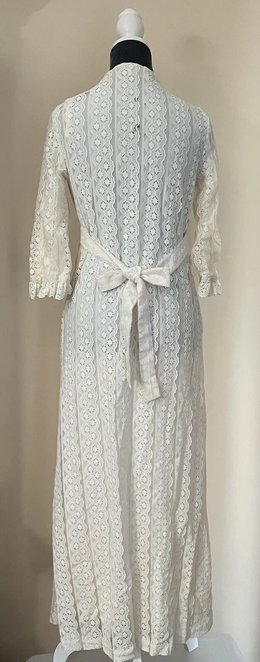 Vintage 1970 Genivieve’s of Park Ave • Bata larga de encaje marfil • Talla pequeña Foto 2 de 4
