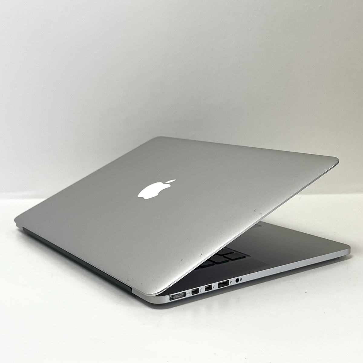 Apple MacBook Pro 15: Intel i7 16GB RAM 512GB SSD Radeon R9 M370X