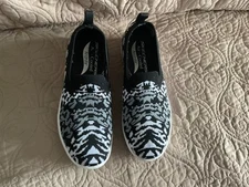 Skechers Air-Cooled Arch Fit 158273 Slip On Shoes Black White Womens Size 7.5M