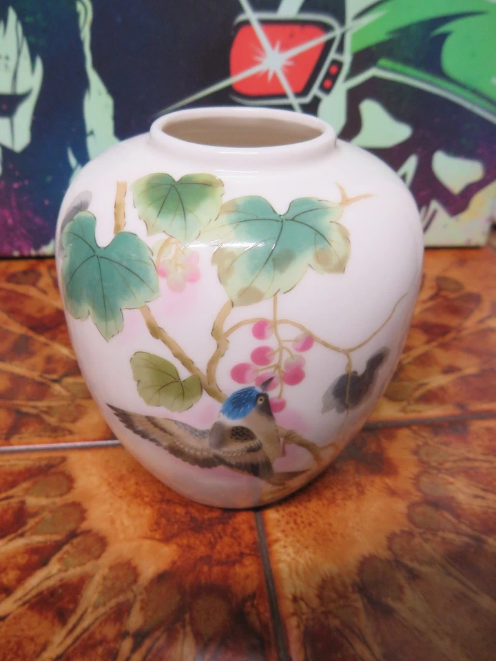 Japanese Ming Tao - White Porcelain VASE Bird eating Berries pattern - Image 3 of 4