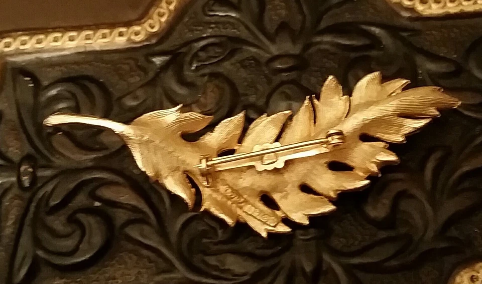 Broche folha de ouro grande vintage Coro meados do século MOD pena datado de 1961 cunhagem 3” - Imagem 4 de 4