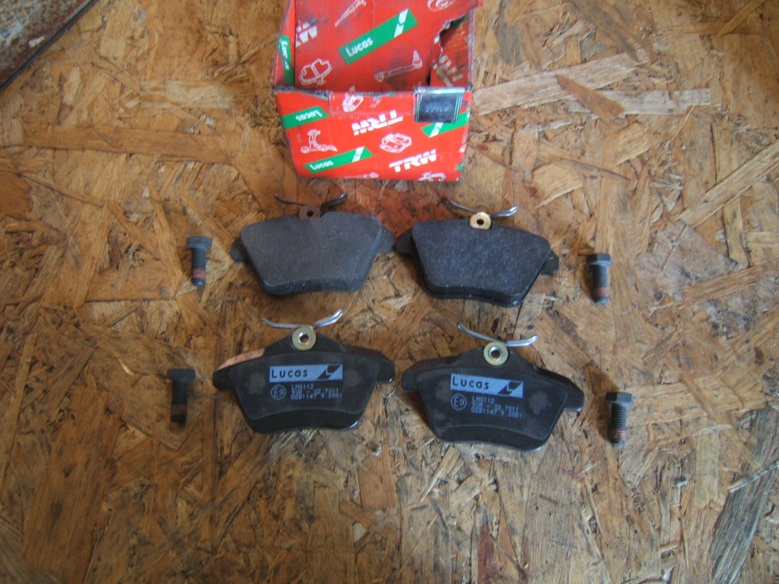 Plaquettes de frein arriere anti-bruit pour Alfa 164 et 166