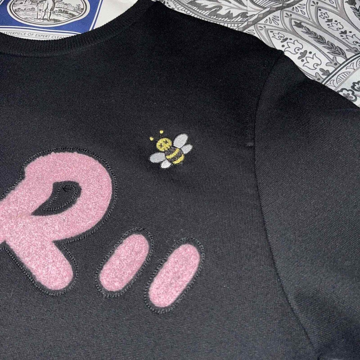 Dior x Kaws Logo Bee Sweatshirt CrewNeck Mens XS (Fits like Dior x Kaws Logo Bee Sweatshirt CrewNeck Mens XS (Fits like