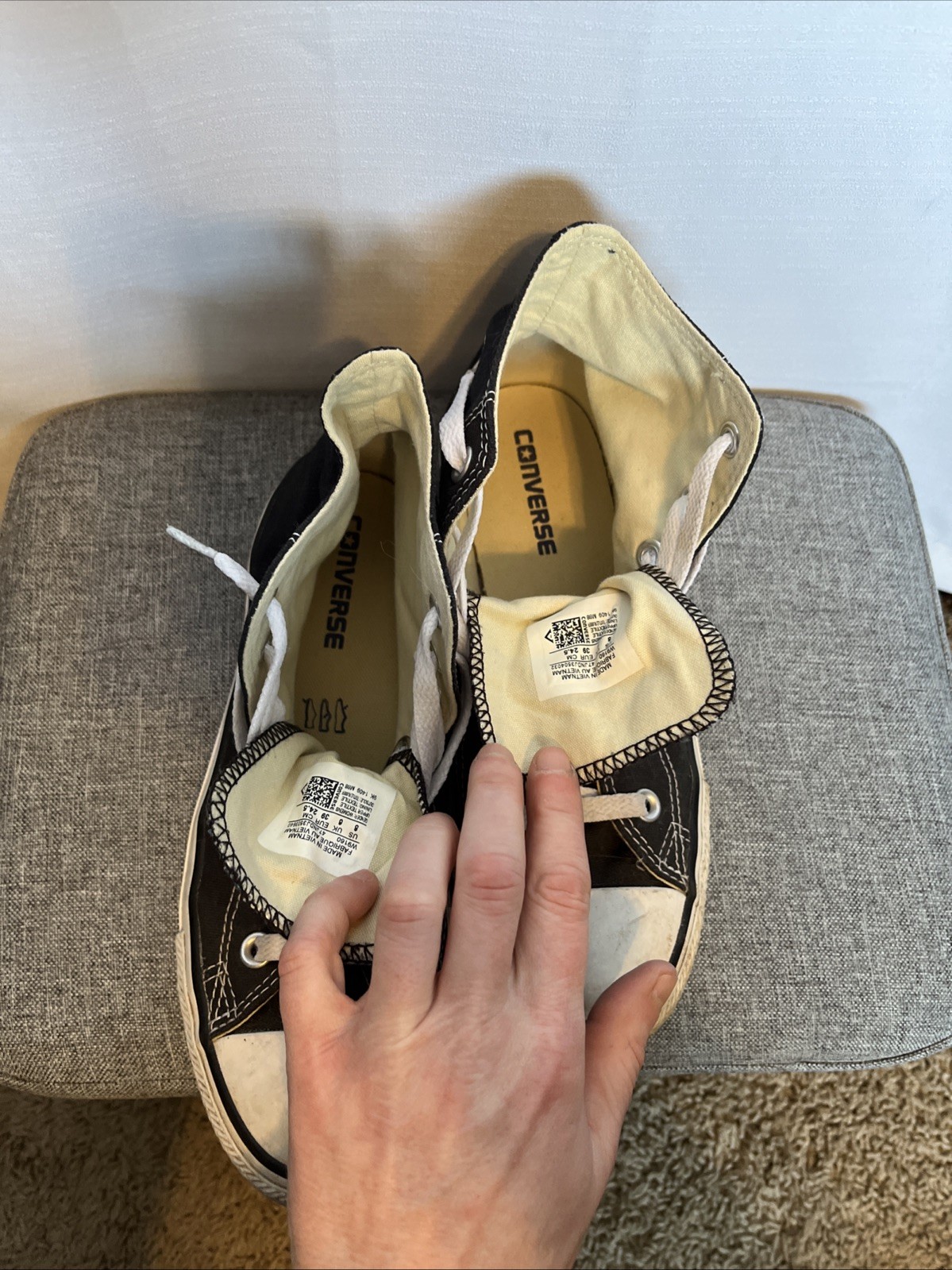 Black Converse All Stars Chuck Taylor Women’s 8/ Men’s 6 High Top thumbnail 2