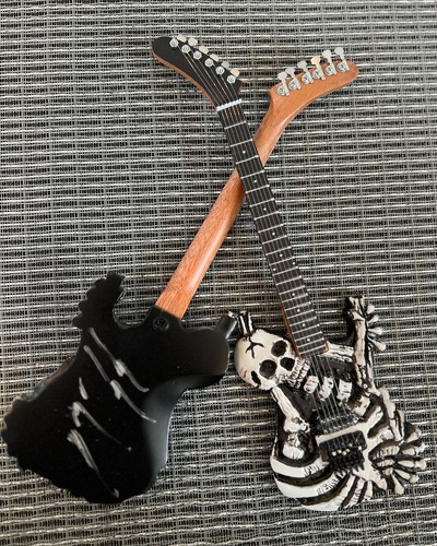ECHT HANDSIGNIERT - George Lynch Skull & Bones J.FROG Mini Gitarre Nachbau - Bild 3 von 4