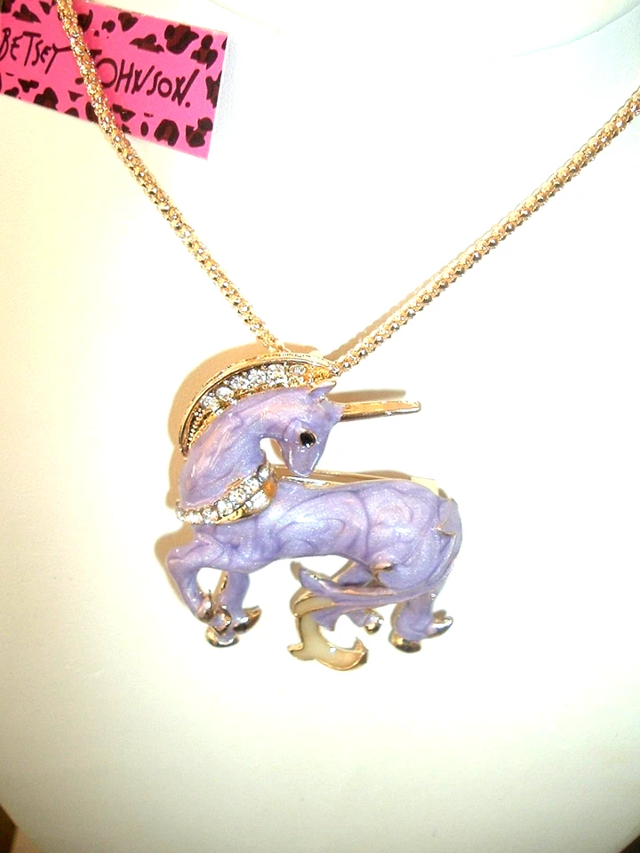 Pingente COLAR + BROCHE Betsey Johnson ESMALTE ROXO ACABAMENTO DOURADO CAVALO UNICÓRNIO - Imagem 3 de 4