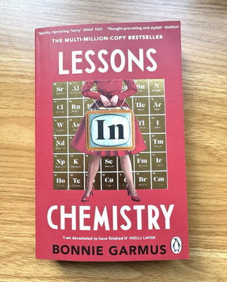 Bonnie Garmus: Lessons in Chemistry   Penguin (Englisch, Taschenbuch)