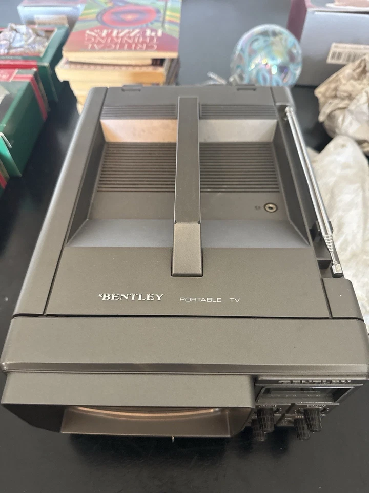TV portátil vintage Bentley Deluxe 5” blanco y negro modelo 87 con caja funciona muy bien Foto 4 de 4
