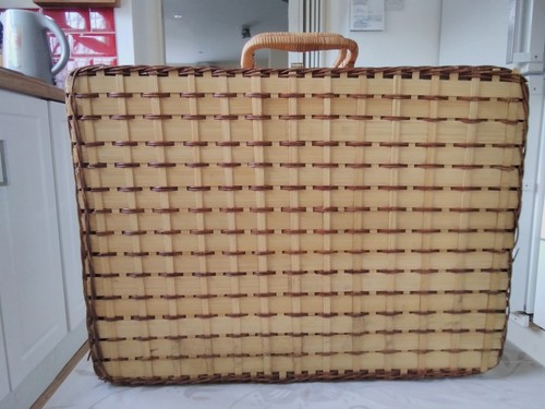 Picnic Wicker Hamper Basket 4 Person Used with All Plastic Cutlery Intact - Picture 5 of 8