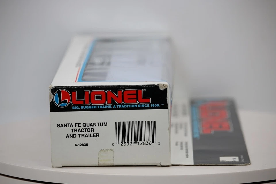 LIONEL 6-12836 DIE-CAST SANTA FE QUANTUM TRACTOR AND TRAILER O Gauge 1:48 Scale - Image 4 of 4