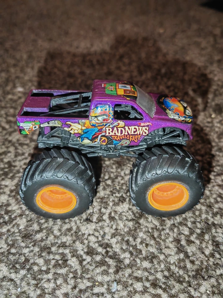 Hot Wheels Monster Jam x3 Bundle Psychedelic Vw, Bad News Travels & Grave Digger - Image 2 of 4