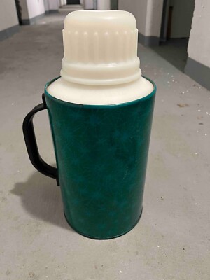 Thermobehälter Thermokanne traktor Kirowetz. Thermos tractor Kirovets.