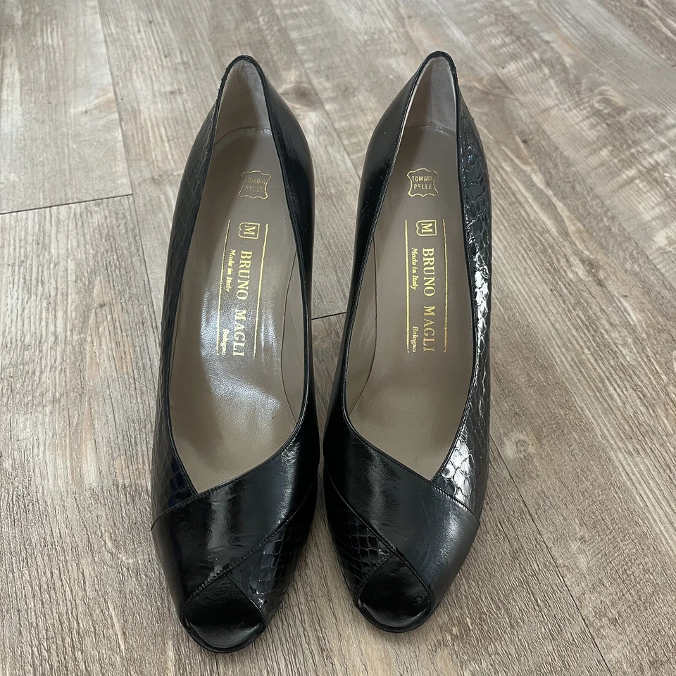 Zapatos de salón Bruno Magli Peep Toe talla 9 M cuero negro estampado serpiente hechos en Italia Foto 2 de 4